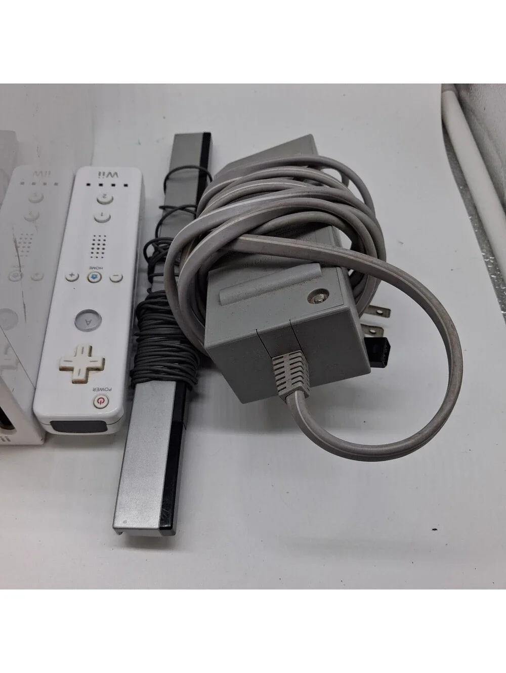 Nintendo Wii Console Bundle 2 Wii Remotes Sensor Bar Power Supply Stand White